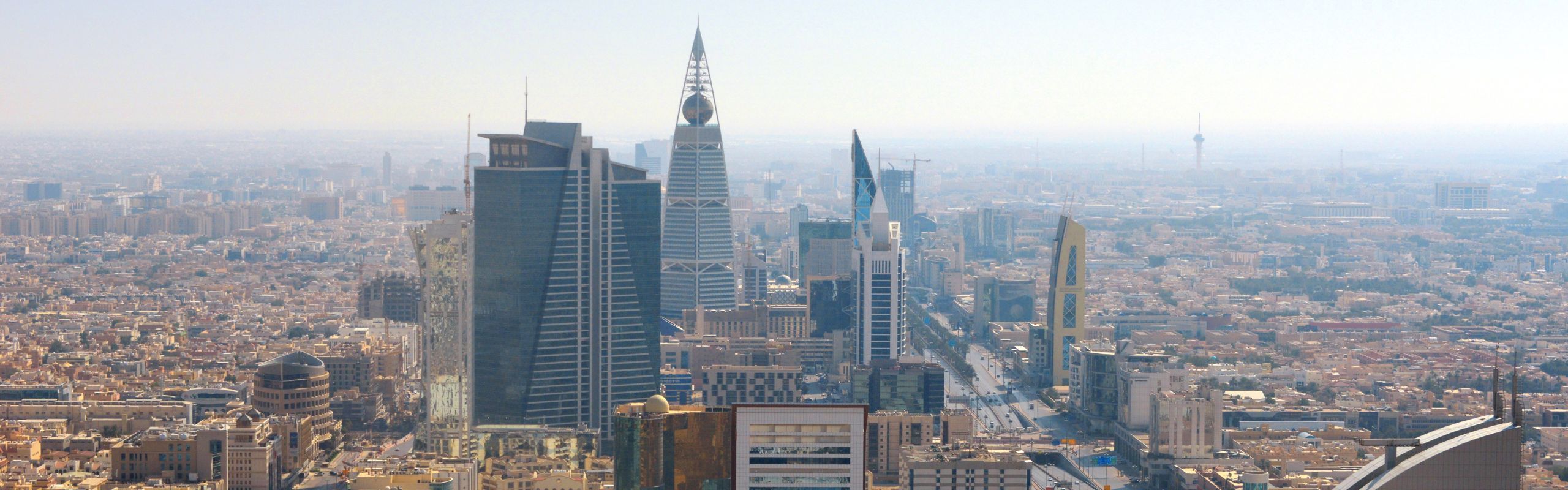 Asharq Al Awsat: السعودية تمضي مع «رؤية 2030» بدعم التصنيع والتوطين وتوسع الاقتصاد