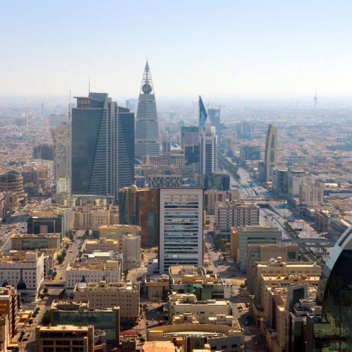 Asharq Al Awsat: السعودية تمضي مع «رؤية 2030» بدعم التصنيع والتوطين وتوسع الاقتصاد