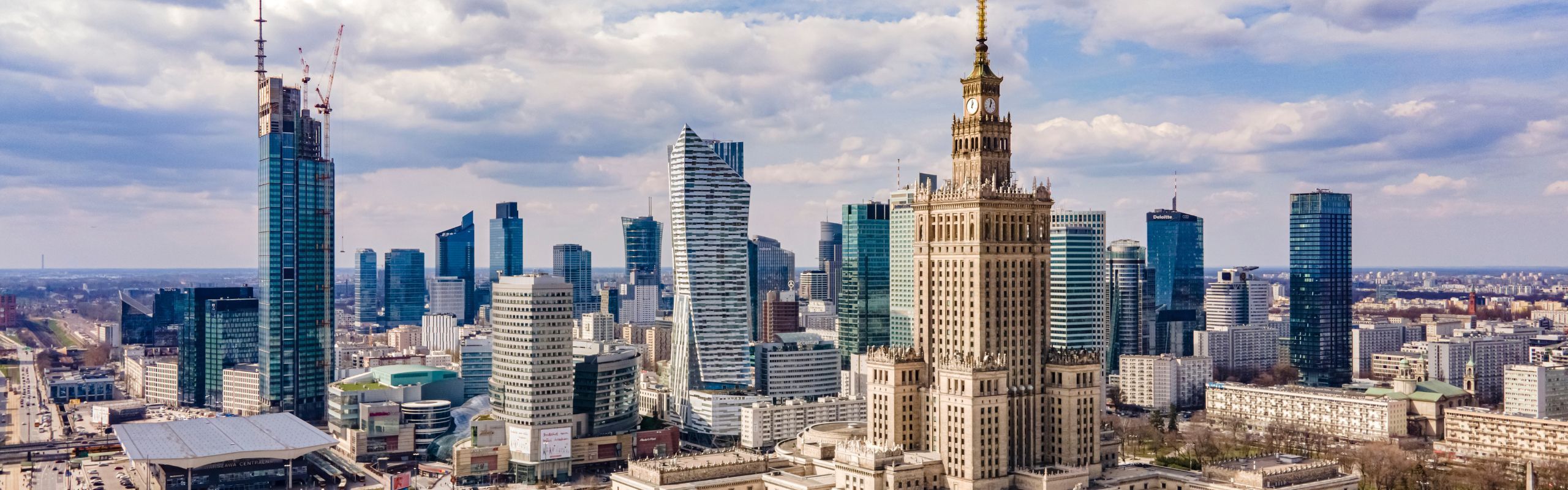 Gazeta Prawna: Nowe przepisy o zatrudnianiu cudzoziemców 2025. Spada liczba zezwoleń na pracę